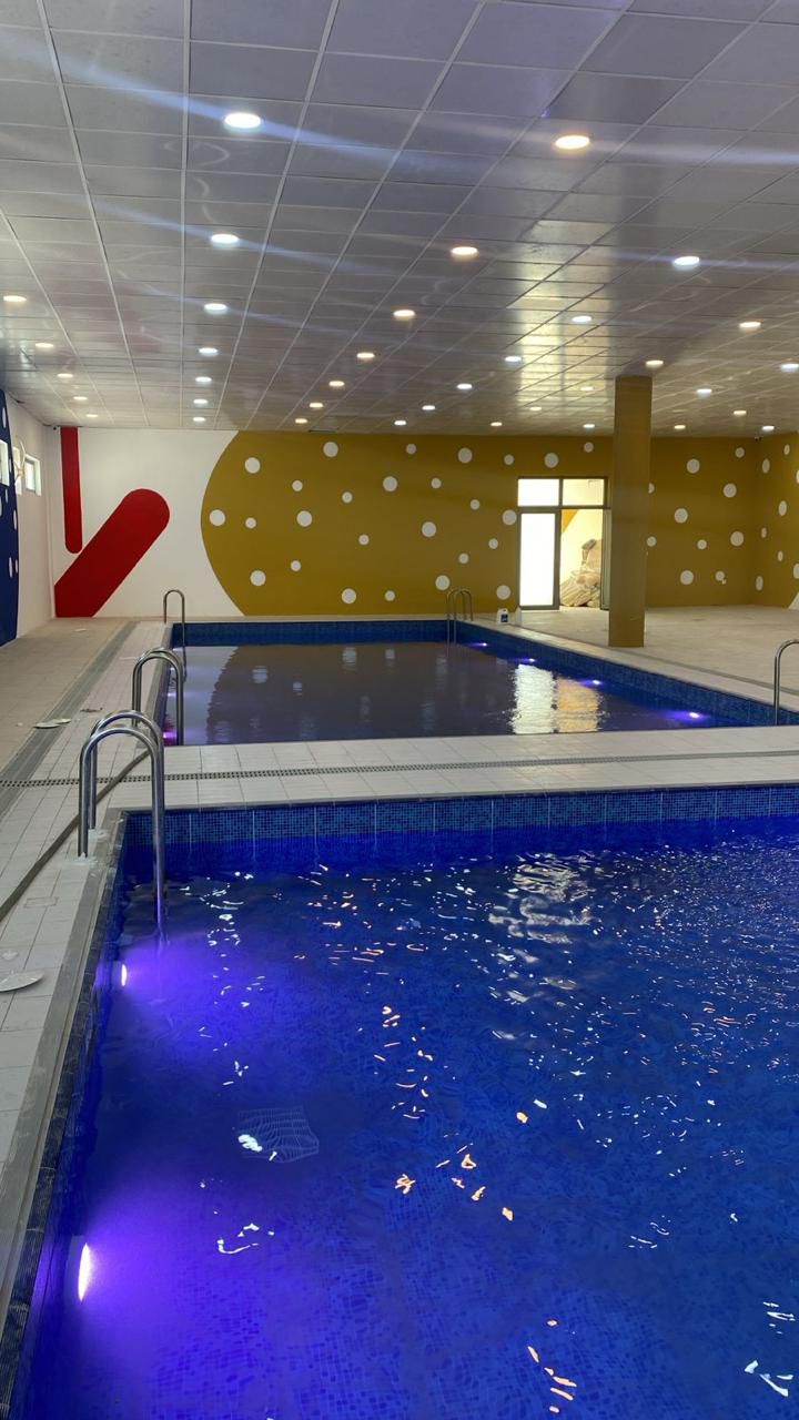 مسبح داخلي مضاء